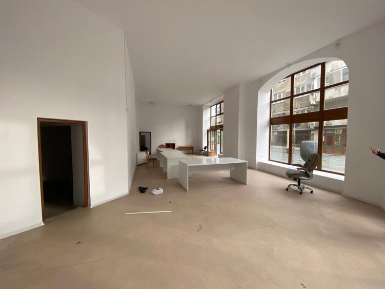 Spatiu stradal ULTRACENTRAL cu vitrine! Comision 0 - 2