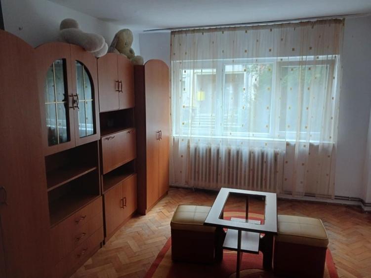 Apartment 2 camere decomandat, etaj 1 , de inchiriat - 7