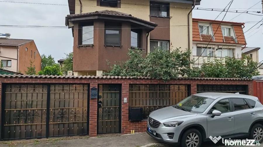Casă cu 8 camere cu Teren 250 Mp în Mihai Bravu