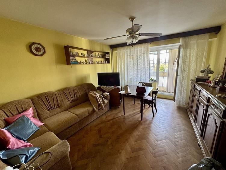 Apartament cu 3 camere în Polivalentă