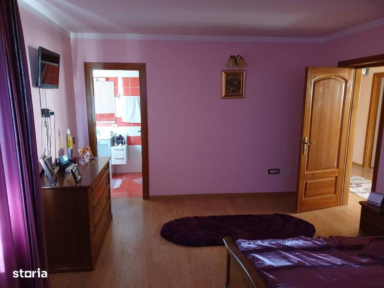 Casă cu 10 camere cu Teren 700 Mp în Obor