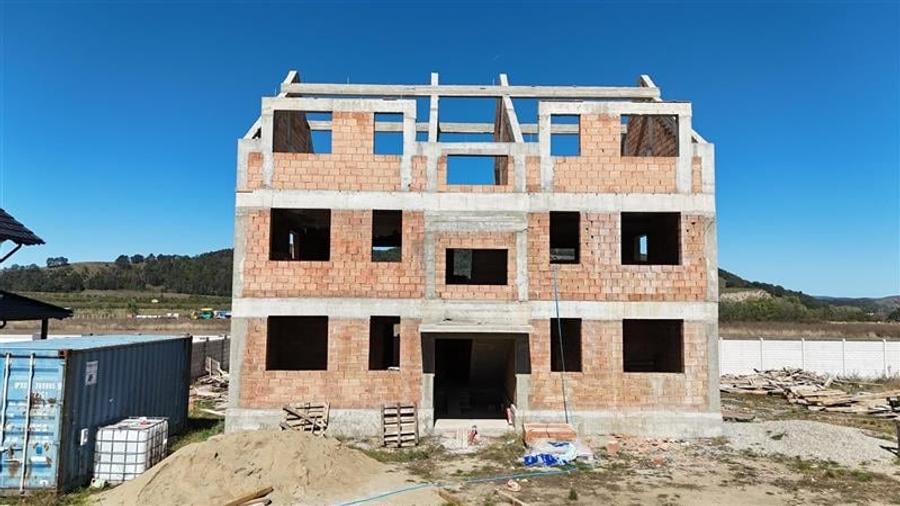 Teren cu bloc rezidential de vanzare,  P+1+M, 6 apartamente, investitie sigura, - 1