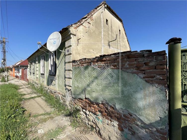 Casă individuală cu 2 camere cu Teren 2162 Mp în Periferie
