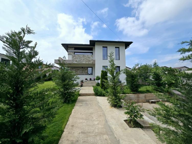 Gata de mutare - mobilata si utilata - str asfaltata - iaz cu pesti - 4 camere - 1