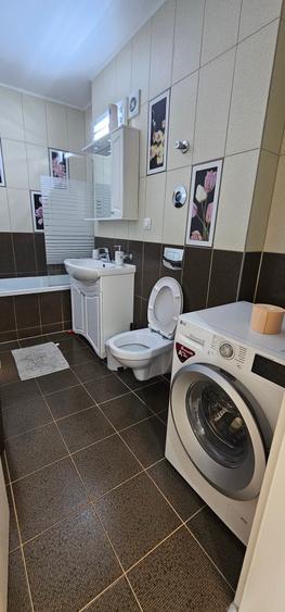 Apartament de vanzare cu 3 camere zona Tractorul bloc nou - 24