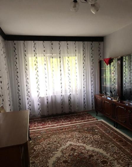 Vand apartament trei camere Vand apartament trei camere