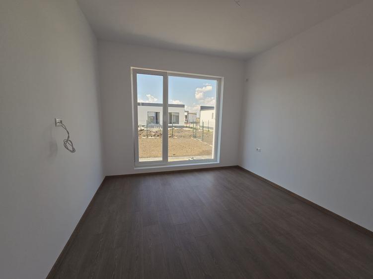 Casa parter 3 camere - 2 bai - apa curenta- incalzire pardoseala- str asfaltata - 3