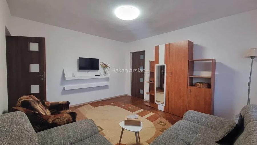 Apartament cu 3 camere renovat, la parter, metrou, zona Crangasi Apartament cu 3 camere renovat, la parter, metrou, zona Crangasi