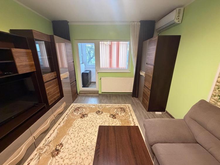 Inchiriem apartament cu 2 camere in zona Micro 20 (stradal), etaj 3, pret 400 E - 6