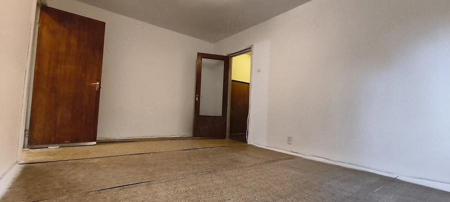 Apartament cu 3 camere semidecomandat în Berceni