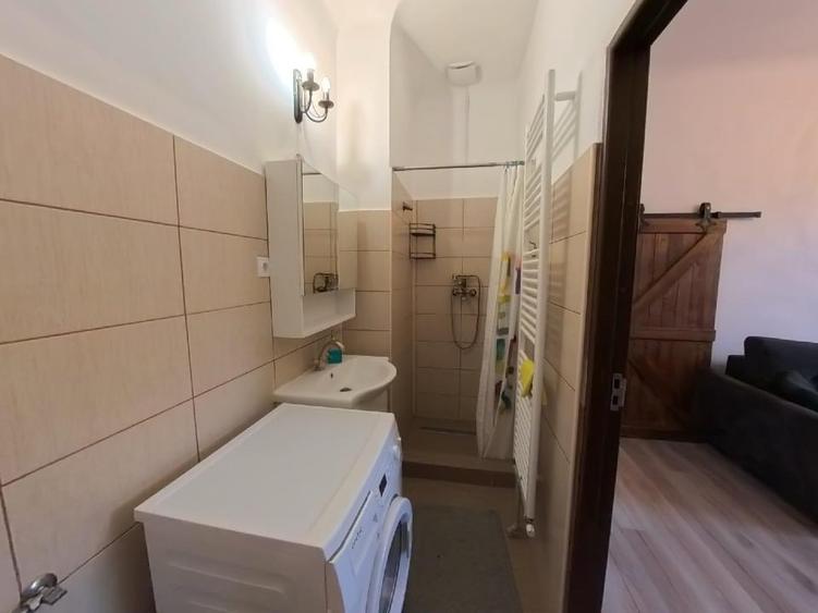 Apartament cu 2 camere semidecomandat, mobilat în Central