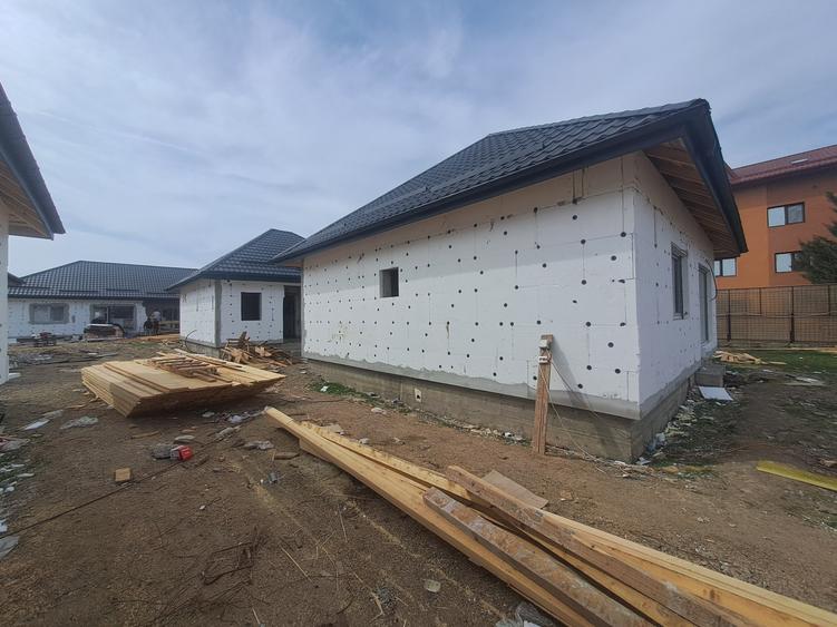 Casă individuală cu 3 camere cu Canalizare în Sud