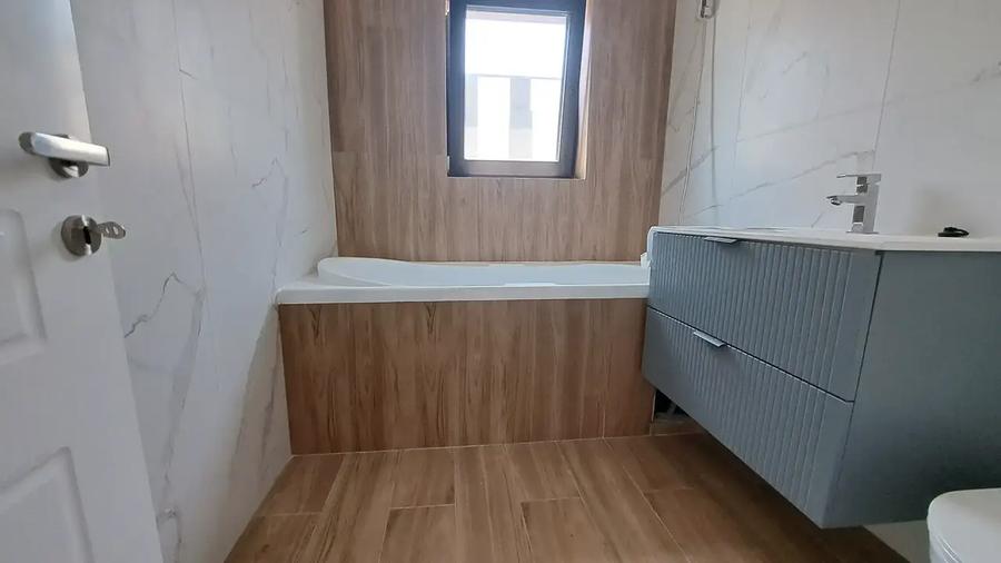 Casă cu 4 camere cu Canalizare în Titan