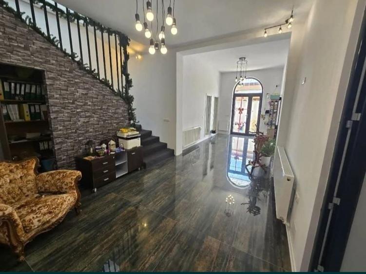 Casă cu 4 camere cu Teren 80 Mp în Central