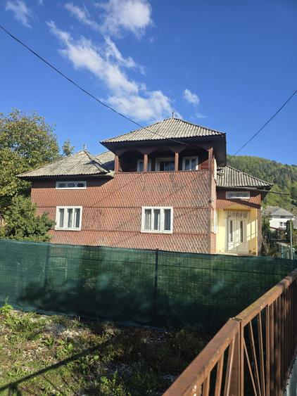 Casă cu 4 camere în Moisei