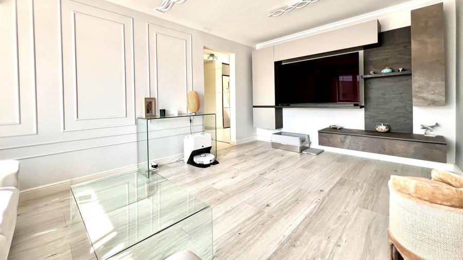 Apartament cu 3 camere semidecomandat, mobilat în Titan