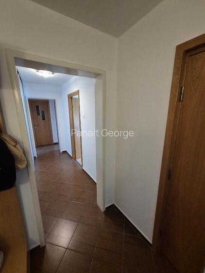 Apartament cu 3 camere decomandat, mobilat în Titan