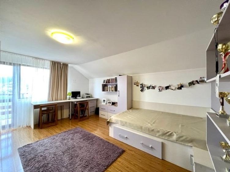 Casă individuală cu 4 camere cu Garaj în Est