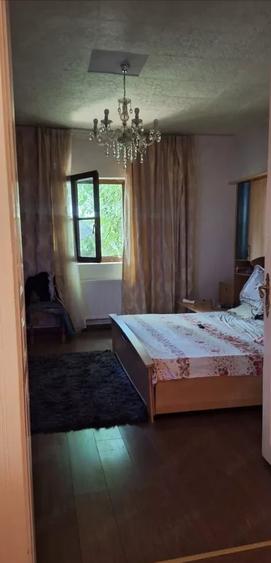 Casă individuală cu 6 camere cu Canalizare în Aradului