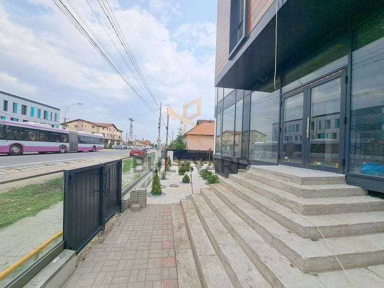 Cladire comerciala situata la drum intens circulat, 1365 mp utili + 20 parcari - 10