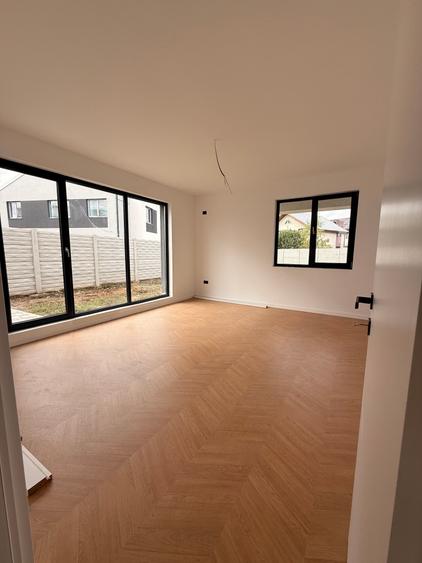 Casa 4 camere / 3 bai / FINALIZATA / 400 mp teren Complex Crown Village - 11