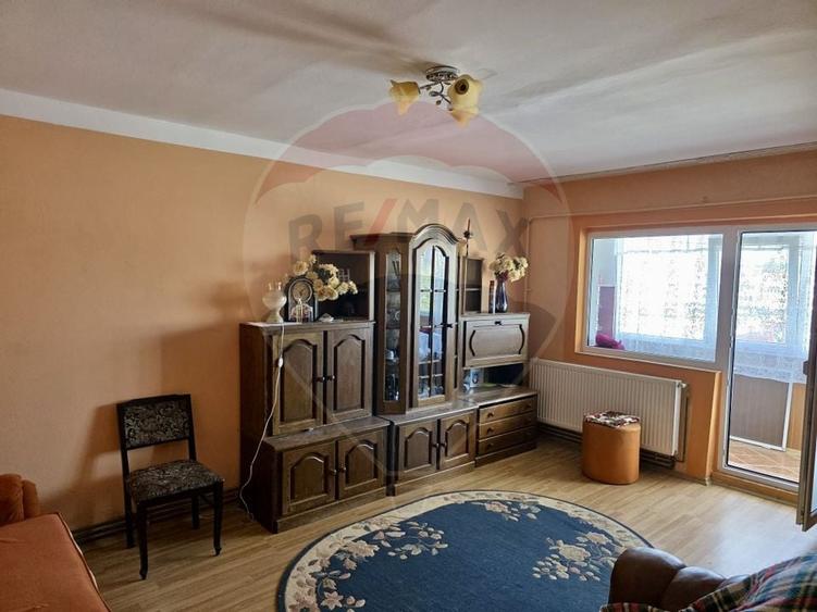 Apartament cu 3 camere de vanzare, str Bucovinei- zona Mioritei - 2
