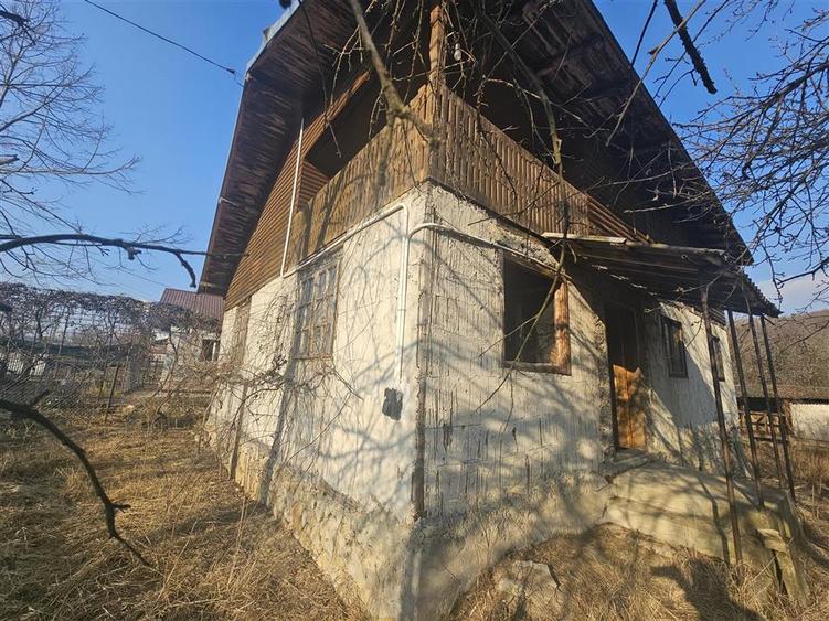 Teren 1000 mp si casa renovabila in Valcanesti . - 1