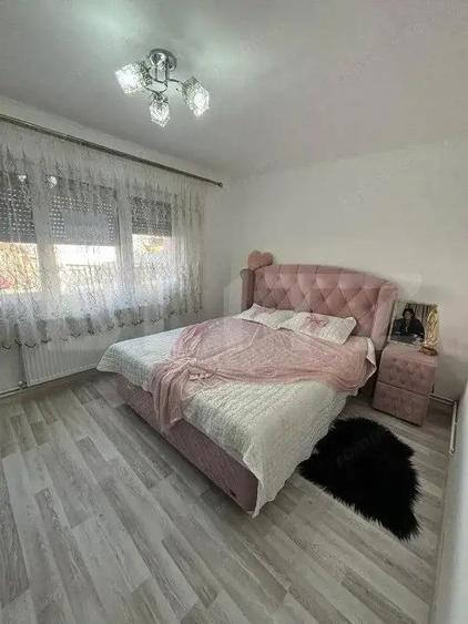 Apartament de vanzare 3 camere decomandat, zona Micro 16 - 2