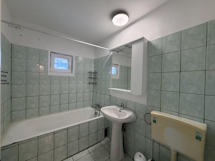 Apartament cu 3 camere decomandat în Olteniței