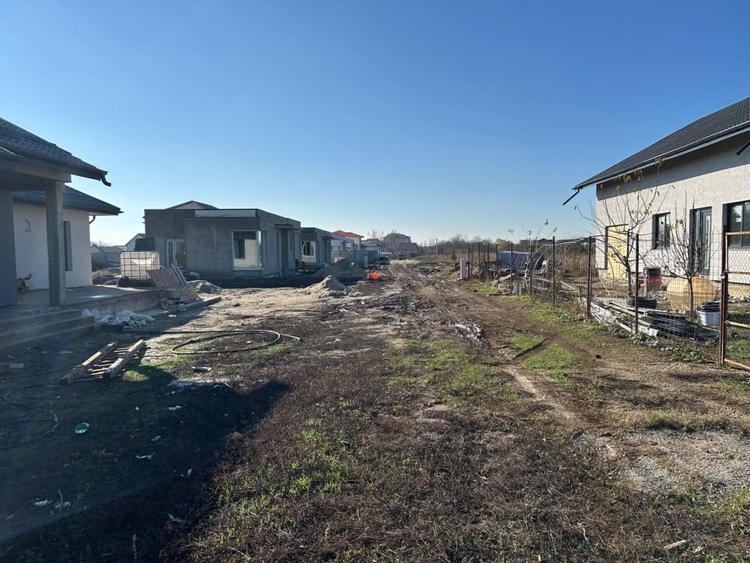 1017 mp Dragomiresti Vale pe strada din spatele Liceului  // toate utilitatile - 9