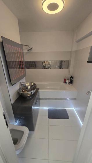 Apartament cu 4 camere decomandat în Crângași