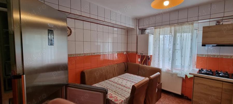 Ofer spre inchiriere apartament cu 3 camere - 6