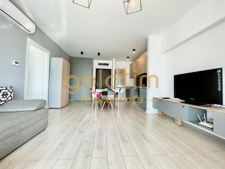 NOU/ PRIVELISTE SUPERBA/ SCOALA AMERICANA - 8