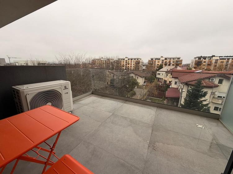 Apartament cu 4 camere decomandat, mobilat în Iancu Nicolae