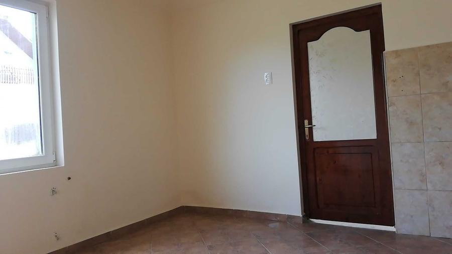 Vand sau schimb imobil P+M curte comuna compus din 3 camere, bucatarie, baie la 3 km de spital UMF - 6