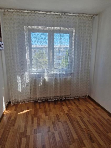 Apartament 3 camere semidecomandat