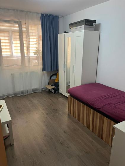 Apartament cu 4 camere semidecomandat în Rahova