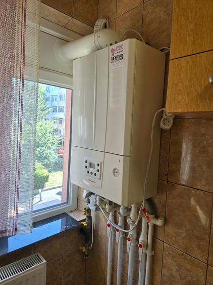 Apartament cu 3 camere semidecomandat în Km 4-5