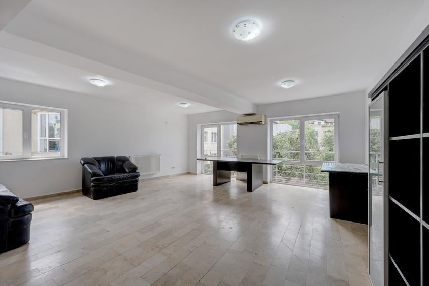 Apartament cu 3 camere decomandat în Drumul Sării