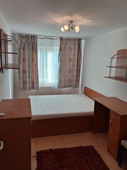 Apartament cu 3 camere decomandat, mobilat în Alexandru cel Bun