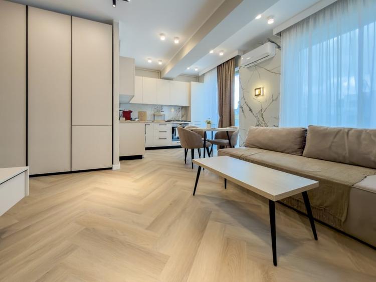 Apartament cu 2 camere semidecomandat, mobilat în Faleza Nord