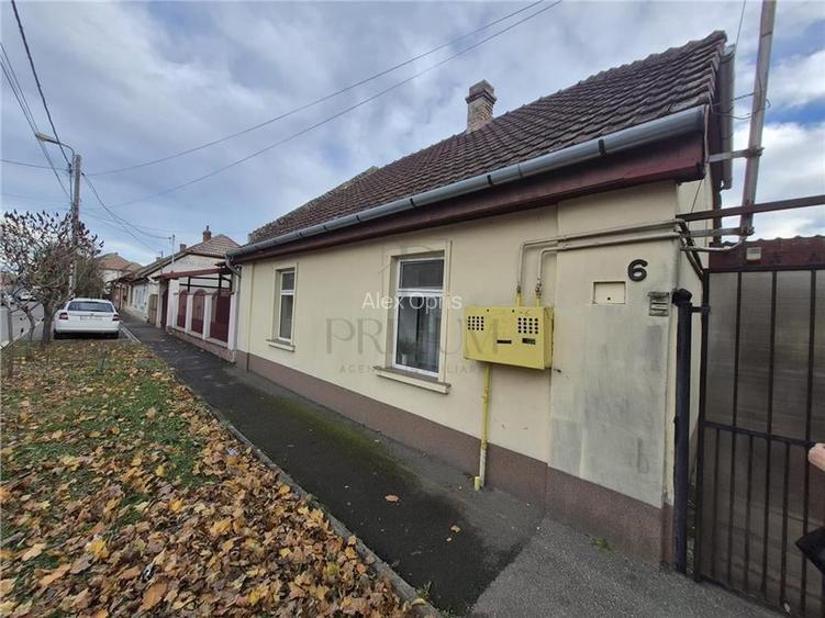 Propietate cu 2 case individuale - ingrijite - pe un teren de 800mp - zona excel