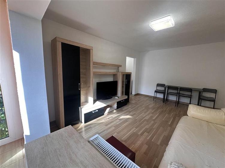 Apartament cu 2 camere semidecomandat, mobilat în Soarelui