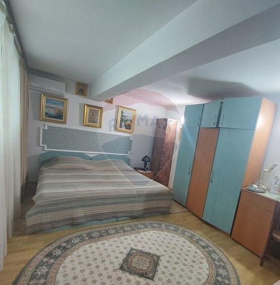 Casă / Vilă cu 10 camere de vânzare în zona Central - 8