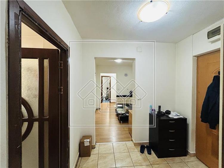 Apartament de vanzare in Sibiu - 3 camere, balcon si pivnita - - 16