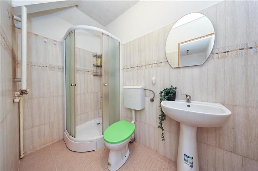 Vanzare apartament 2 camere, central , cu scara interioara
Comosion 0 % - 8