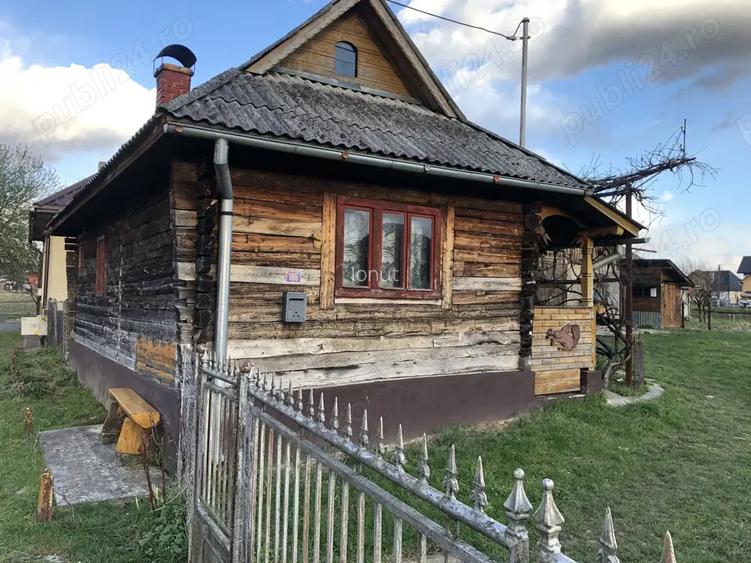 Casa de vanzare din lemn cu teren extravilan