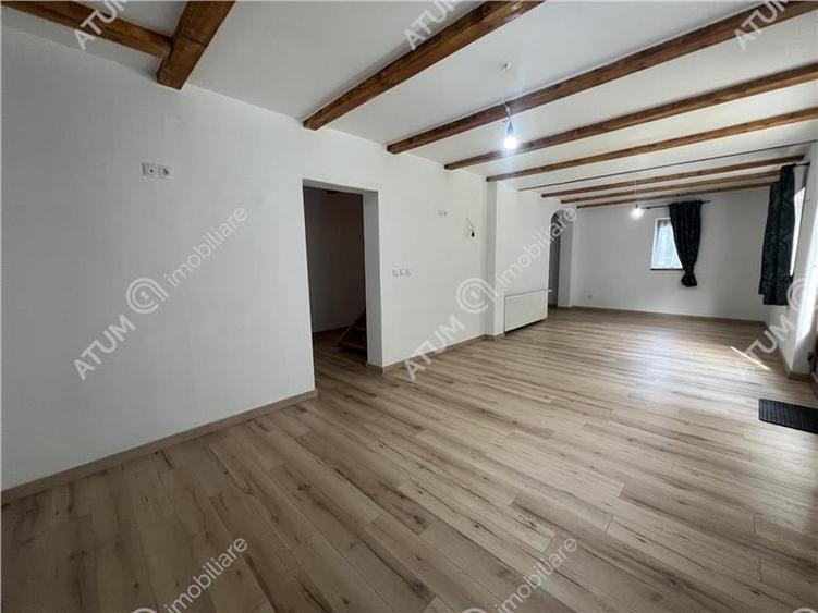 Cabana cu 7 camere 7 bai si teren 1000 mp in Avrig zona Mlaci - 13