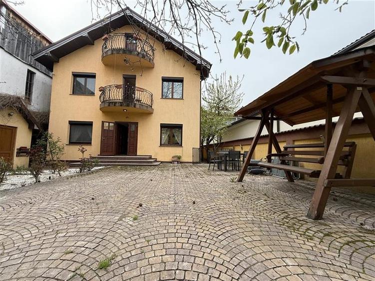 Proprietate deosebita de vanzare in centrul Bacaului- eleganta, istorie si inves - 2