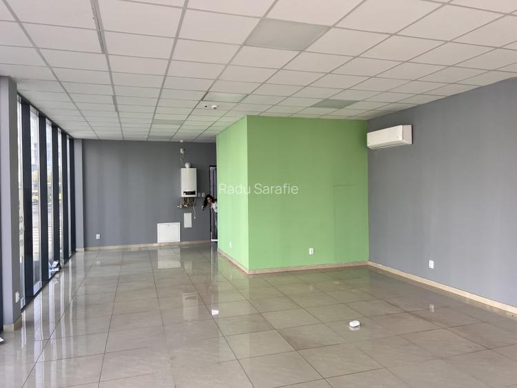 Spatiu comercial modern stradal cu vitrine mari